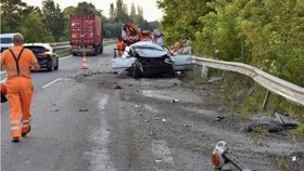 Osobní auto sešrotoval kamion.