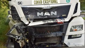 Osobní auto sešrotoval kamion.