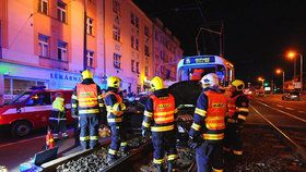 V sobotu večer došlo k dopravní nehodě mezi tramvají a osobním automobilem. Tři osoby byly zraněny.