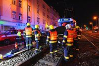 U Želivského se srazila tramvaj s autem. Čtyři muži z vozidla skončili v nemocnici