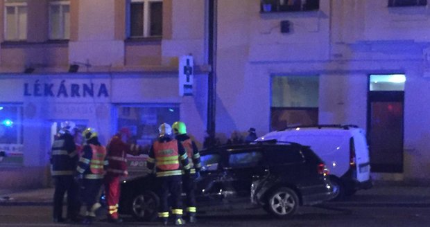 V sobotu večer se u Želivského srazila tramvaj s osobním automobilem. Tři osoby skončily v péči Zdravotnické záchranné služby.