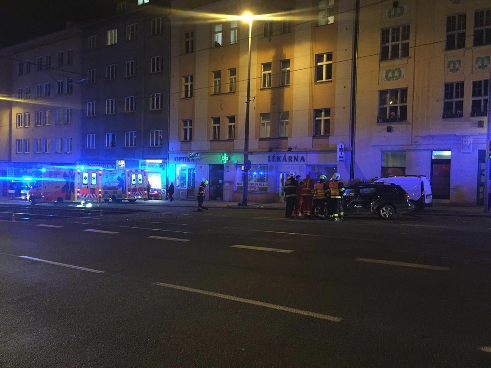 V sobotu večer se u Želivského srazila tramvaj s osobním automobilem. Tři osoby skončily v péči Zdravotnické záchranné služby.