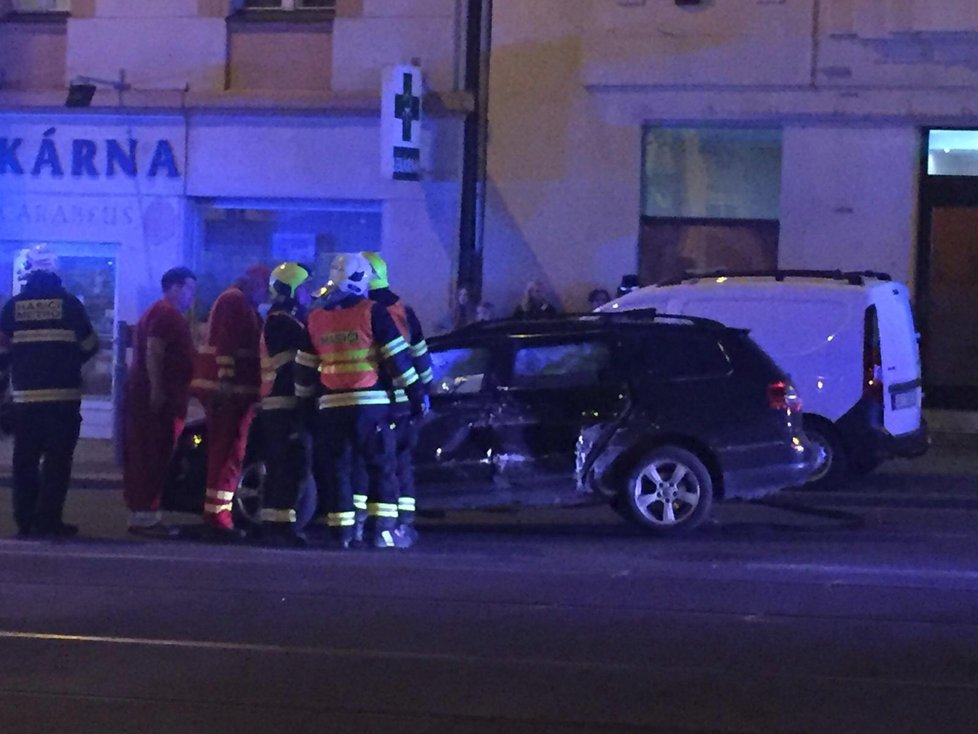 V sobotu večer se u Želivského srazila tramvaj s osobním automobilem. Tři osoby skončily v péči Zdravotnické záchranné služby.