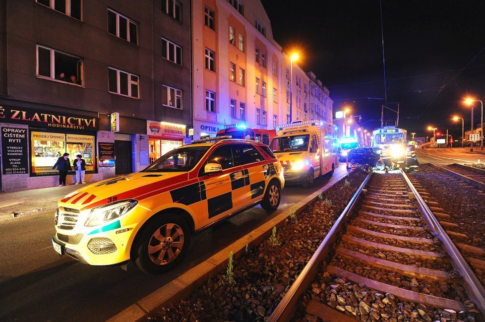 V sobotu večer došlo k dopravní nehodě mezi tramvají a osobním automobilem. Tři osoby byly zraněny.