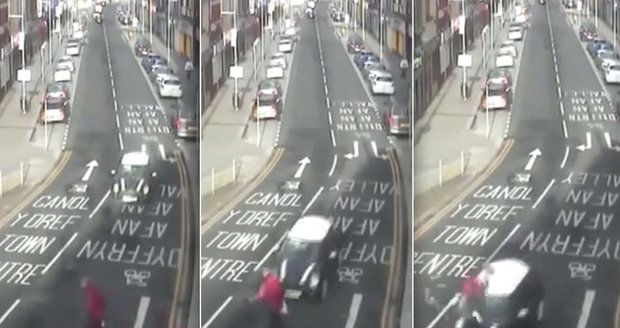 Brutální nehoda na videu: Řidič (18) si hrál s telefonem a smetl seniora (82)