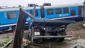 Vlak v Šumperku smetl na přejezdu nákladní auto.