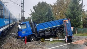 Vlak v Šumperku smetl na přejezdu nákladní auto.
