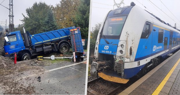 Vlak v Šumperku smetl na přejezdu nákladní auto: Děsivou nehodu zachytila kamera