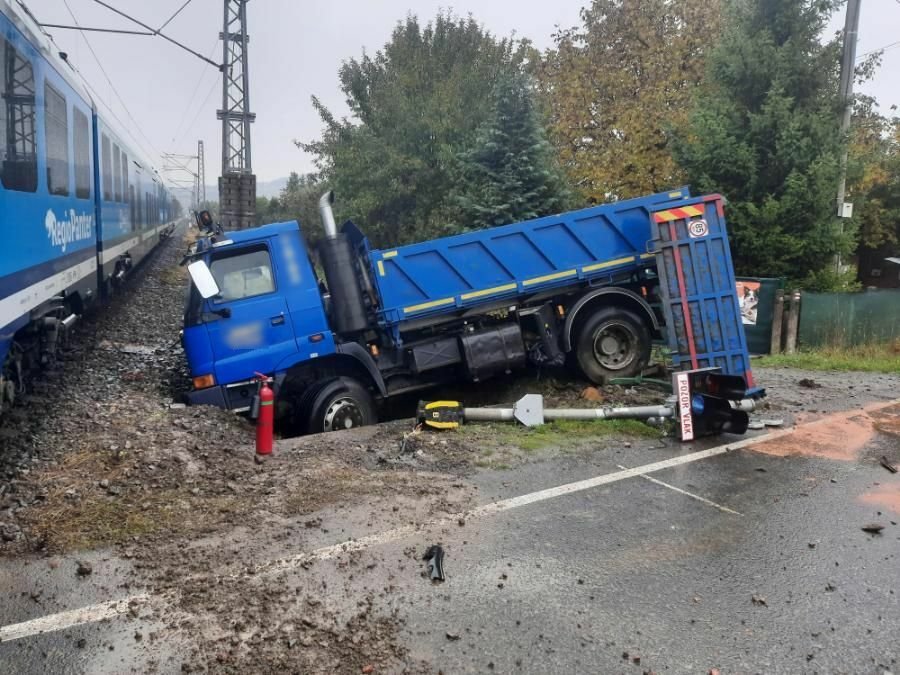 Vlak v Šumperku smetl na přejezdu nákladní auto