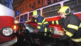 Ke kuriózní nehodě vyjížděli ve středu krátce před půlnocí hasiči i policisté. Osobní automobil uvízl ve Vodičkově ulici mezi dvojicí projíždějících tramvajových souprav.