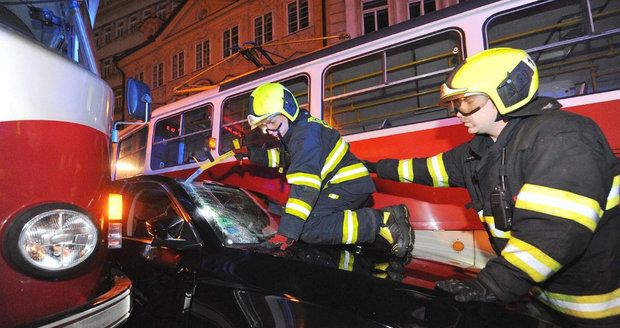 Kuriózní nehoda zabrzdila provoz v centru Prahy: Dvě tramvaje sežmoulaly vůz