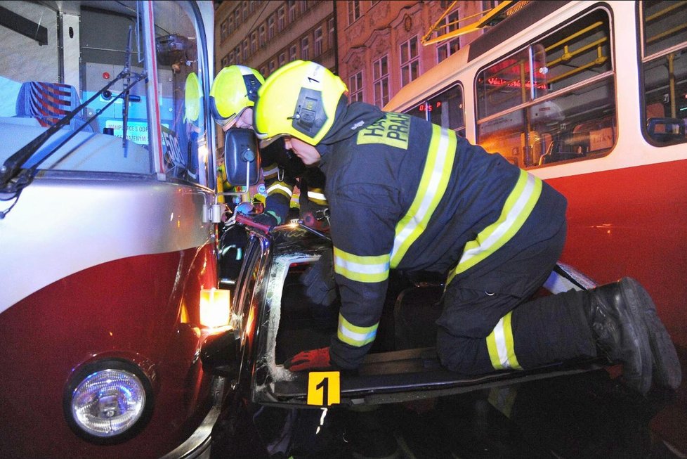 Ke kuriózní nehodě vyjížděli ve středu krátce před půlnocí hasiči i policisté. Osobní automobil uvízl ve Vodičkově ulici mezi dvojicí projíždějících tramvajových souprav.