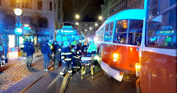 Ke kuriózní nehodě vyjížděli ve středu krátce před půlnocí hasiči i policisté. Osobní automobil uvízl ve Vodičkově ulici mezi dvojicí projíždějících tramvajových souprav.