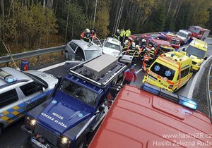 Při čelní srážce dvou aut na Šumavě zemřel člověk