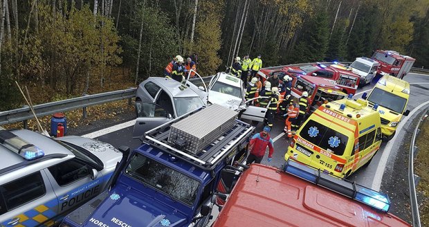 Při čelní srážce dvou aut na Šumavě zemřel člověk