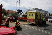 Dramatická nehoda na Břevnově: Tramvaj vrazila do auta! Muž (70) putoval do nemocnice