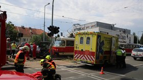 Dramatická nehoda na Břevnově: Tramvaj vrazila do auta! Muž (70) putoval do nemocnice