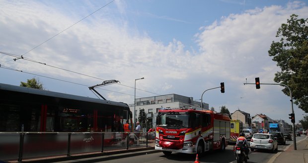 V Bělohorské ulici došlo k dopravní nehodě. Jeden muž putoval do nemocnice. (10. červenec 2023)