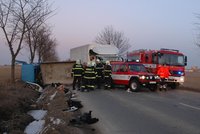 Muže přimáčkla avia na náklaďák: Lékaři ho oživovali marně