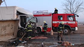 Čelní střet dvou nákladních aut si vyžádal těžké zranění ženy