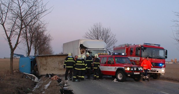 Muže přimáčkla avia na náklaďák: Lékaři ho oživovali marně