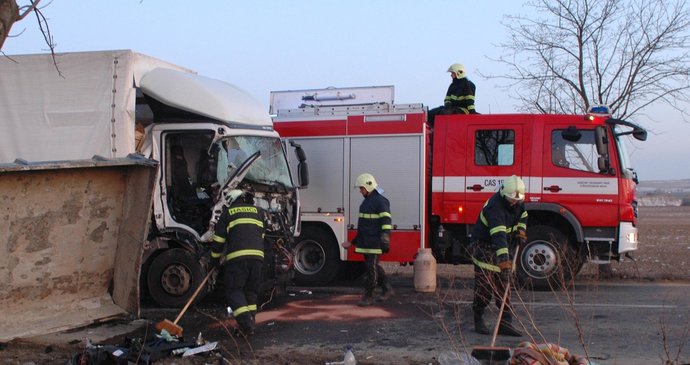 Čelní střet dvou nákladních aut si vyžádal těžké zranění ženy