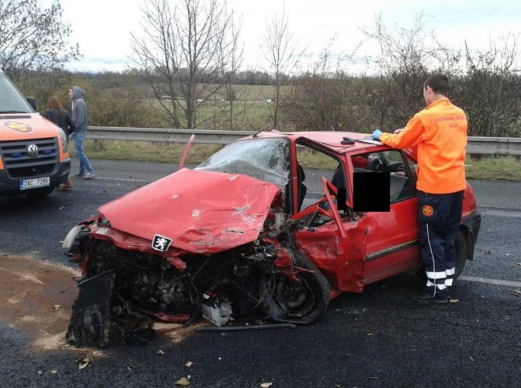 Dopravu na Kladensku na navazující rychlostní silnici R7 na téměř pět hodin zastavil také čelní střet dvou osobních aut u Stehelčevsi.