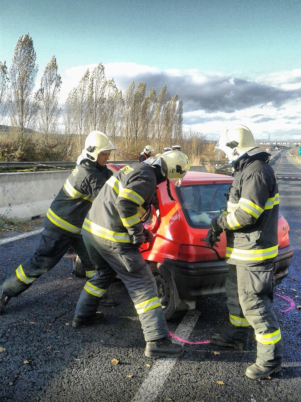 Při čelním střetu dvou osobních aut na osmém kilometru rychlostní silnice R7 u Stehelčevsi na Kladensku zemřel 9. listopadu jeden člověk. Nehoda si vyžádala také jednoho těžce zraněného.