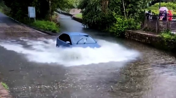 Dopravní panoptikum: Tito řidiči si mysleli, že voda před nimi není tak hluboká