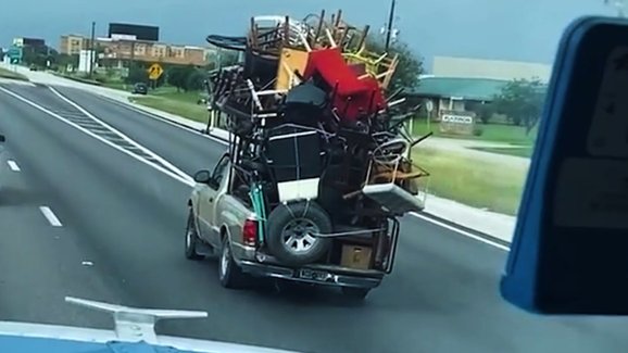 Dopravní panoptikum: Co všechno je někdo schopen naložit na auto?