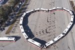 Zaměstnanci brněnského dopravního podniku sestavili z 10 autobusů obří srdce o rozměru 60x60 metrů. Chtějí tak zlepšit lidem náladu.