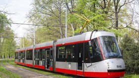 Vylepšená tramvaj 14T má nové sedačky a širší uličky.