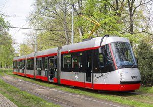 Vylepšená tramvaj 14T má nové sedačky a širší uličky.