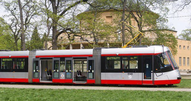 Vylepšená tramvaj 14T má nové sedačky a širší uličky.