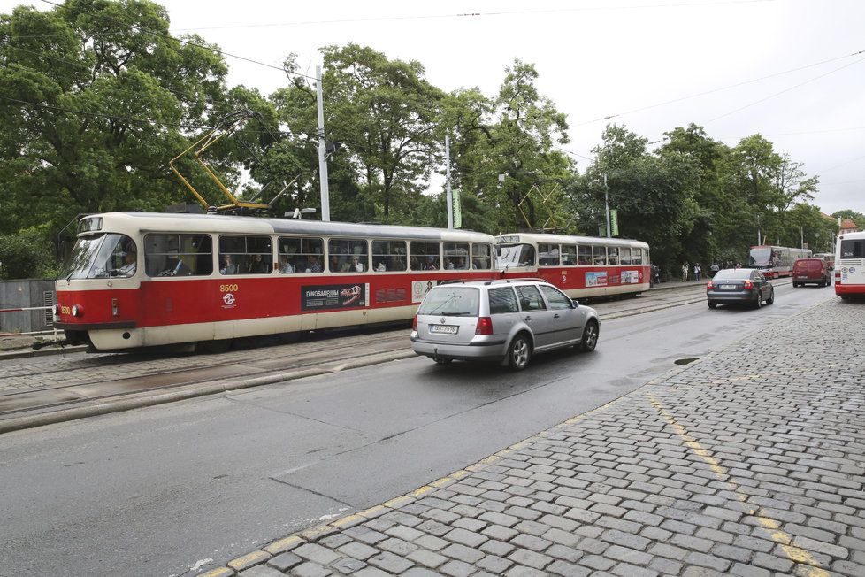 Tramvajová linka číslo 2 dočasně jezdí podél Vltavy a nezajíždí na Karlovo náměstí. Odborník toto opatření obhajuje.