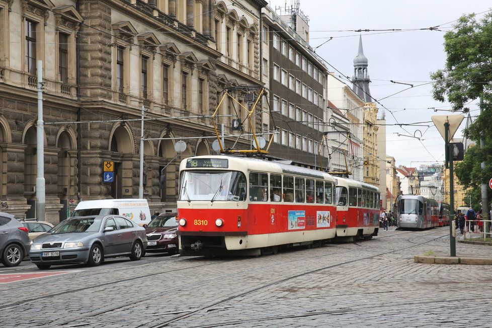 Tramvajová linka číslo 2 dočasně jezdí podél Vltavy a nezajíždí na Karlovo náměstí. Odborník toto opatření obhajuje.