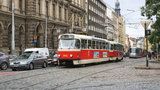 Srážka tramvají na Karlově náměstí: Zranil se muž (30), spoje stály v kolonách