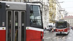 Oprava trati u Lazarské pokračuje, výluka se přesunula do Spálené ulice.