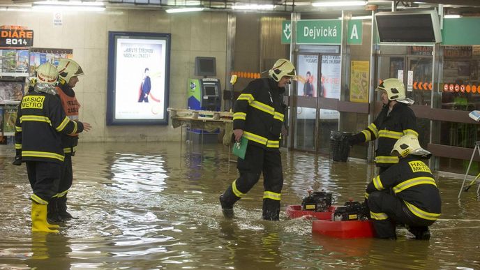 Dopravní podnik uzavřel 12. prosince dopoledne jižní vestibul stanice metra A Dejvická směrem na Vítězné náměstí. Do vestibulu stanice natekla voda z porušeného potrubí. Na snímku hasiči instalují čerpadla v zaplaveném vestibulu.