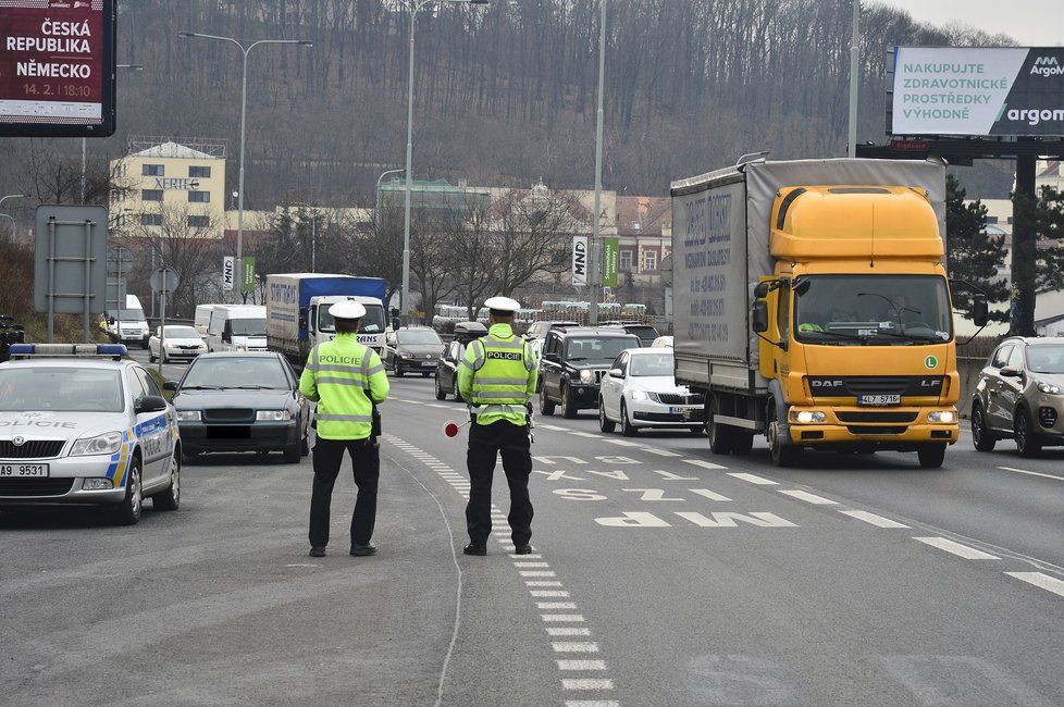 Během Velikonoc probíhají bezpečnostní dopravní akce. Jedna z nich například v Praze na Jižní spojce.
