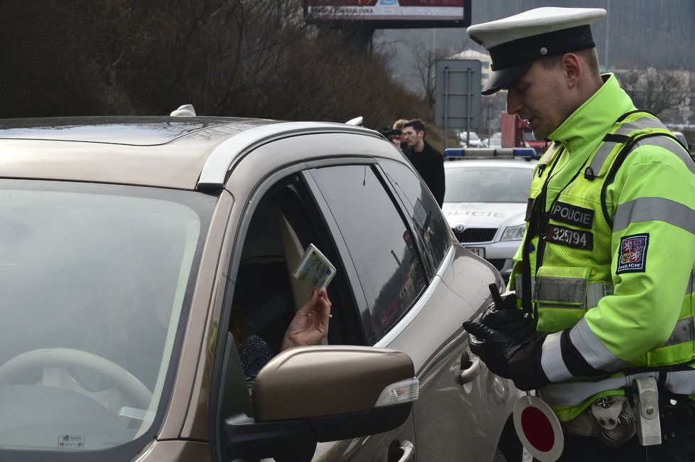 Policie bude o víkendu kontrolovat české silnice a dodržování dopravních předpisů.