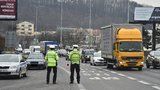 VIDEO: Velikonoční shon na silnicích začal! Policisté kontrolují řidiče, nad Prahou létal i vrtulník