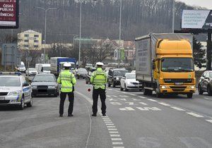 Během Velikonoc probíhají bezpečnostní dopravní akce. Jedna z nich například v Praze na Jižní spojce.