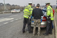 Policisté řešili v Krupce nehodu: Napadli je dva muži