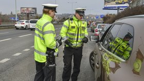 Policie bude o víkendu kontrolovat české silnice a dodržování dopravních předpisů.