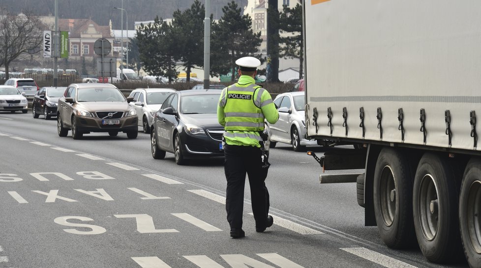 Policie bude o víkendu kontrolovat české silnice a dodržování dopravních předpisů.