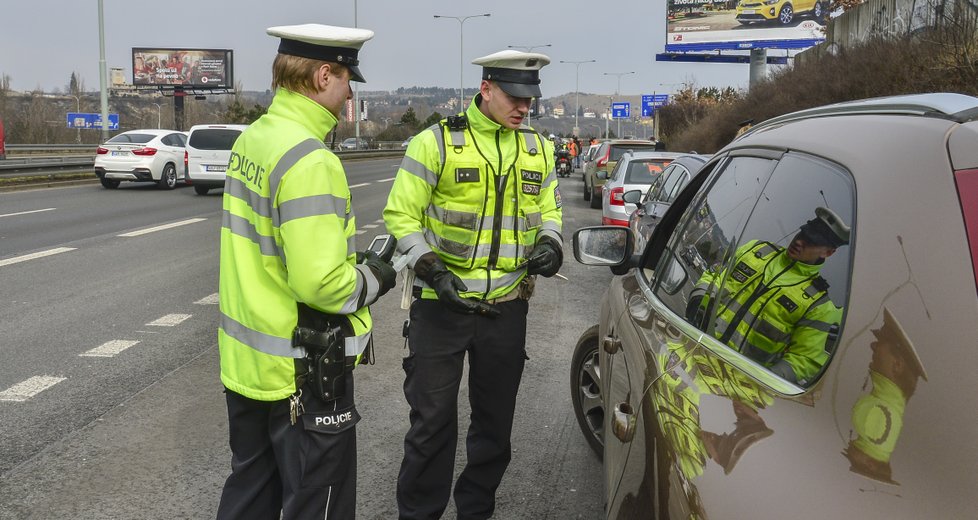 Během Velikonoc probíhají bezpečnostní dopravní akce. Jedna z nich například v Praze na Jižní spojce.