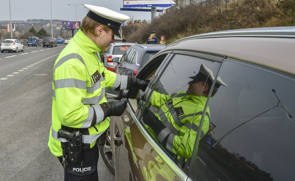 Během Velikonoc probíhají bezpečnostní dopravní akce. Jedna z nich například v Praze na Jižní spojce.