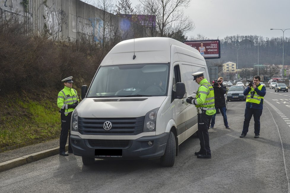 Během Velikonoc probíhají bezpečnostní dopravní akce. Jedna z nich například v Praze na Jižní spojce.