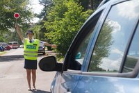 Šofér bez řidičáku chtěl oblafnout policisty: Přesedl si, žena ale nestihla oběhnout auto
